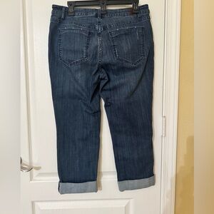 Simply Vera Mid-Rise Capri size 10 in perfect condition
Dark wash